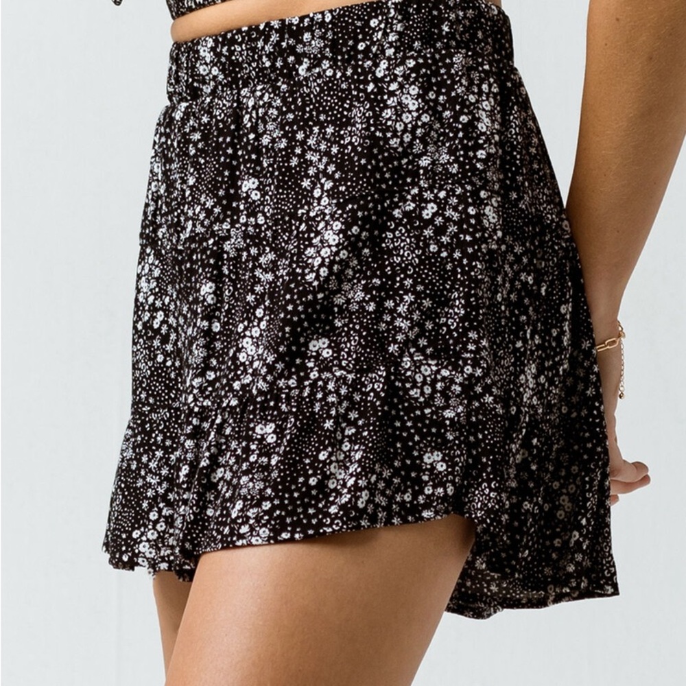 SKY AND SPARROW Tiered Floral Womens Shorts